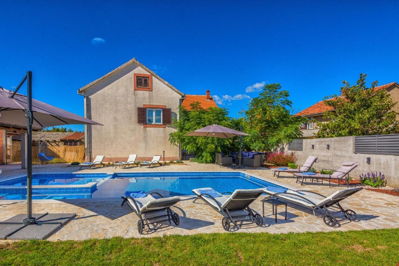 Holiday Home Tower With Private Pool, Sauna And Quads Smilcic Ngoại thất bức ảnh