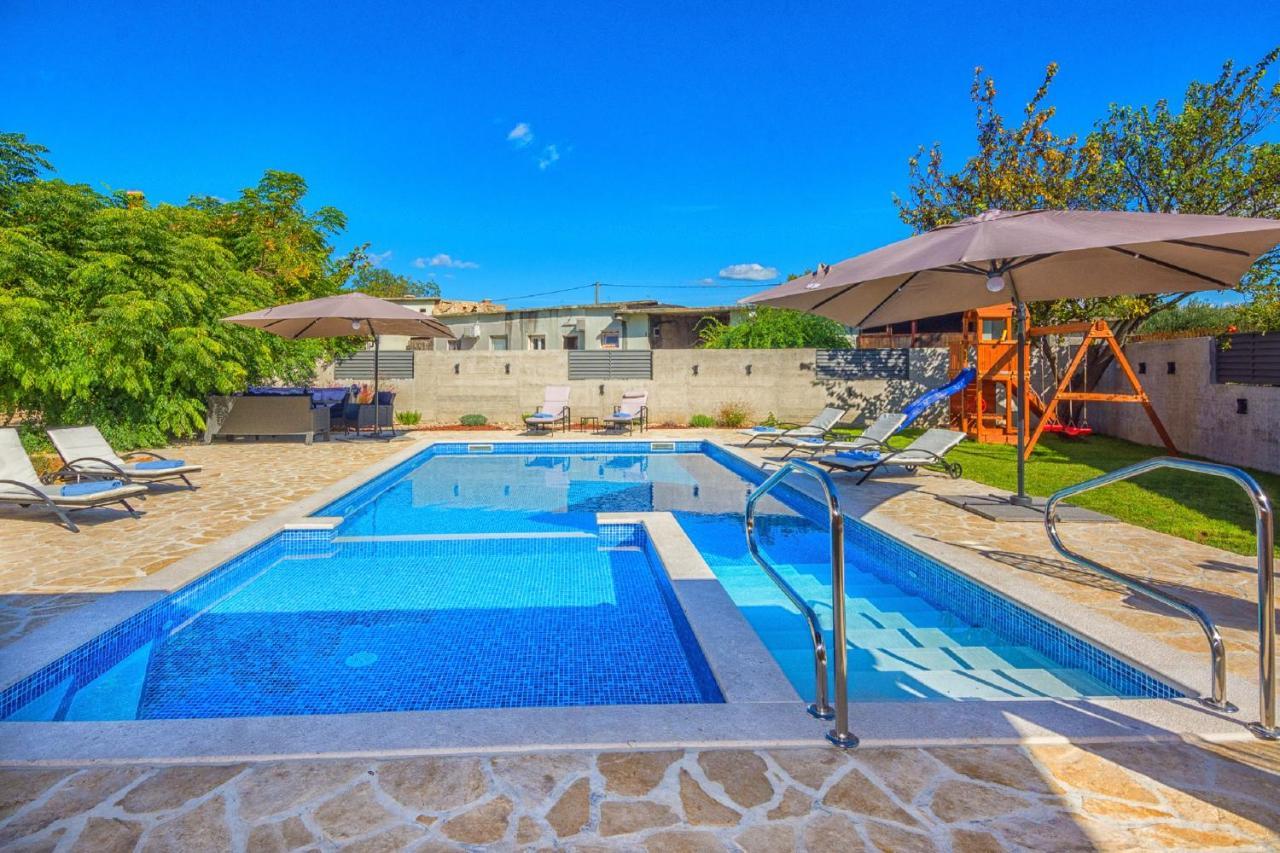 Holiday Home Tower With Private Pool, Sauna And Quads Smilcic Ngoại thất bức ảnh