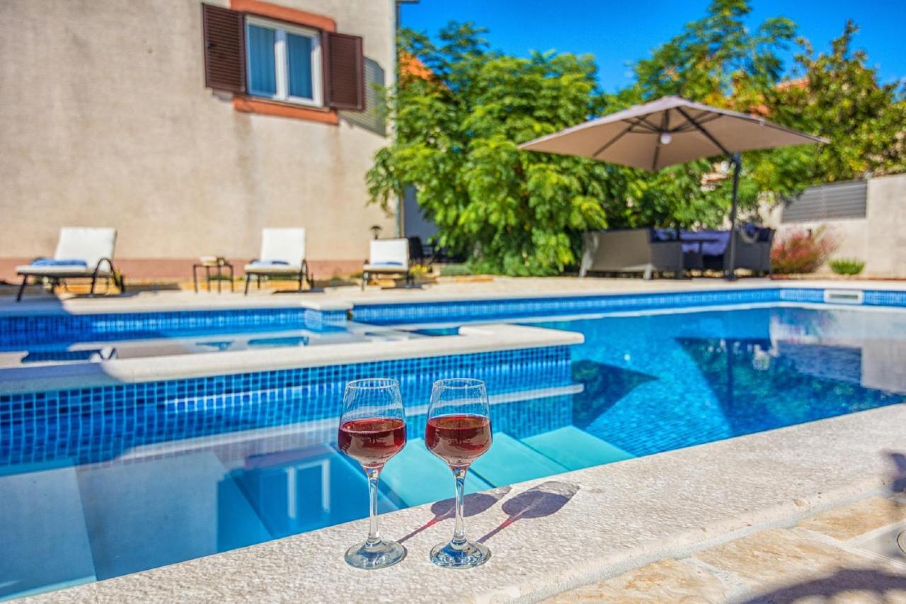 Holiday Home Tower With Private Pool, Sauna And Quads Smilcic Ngoại thất bức ảnh