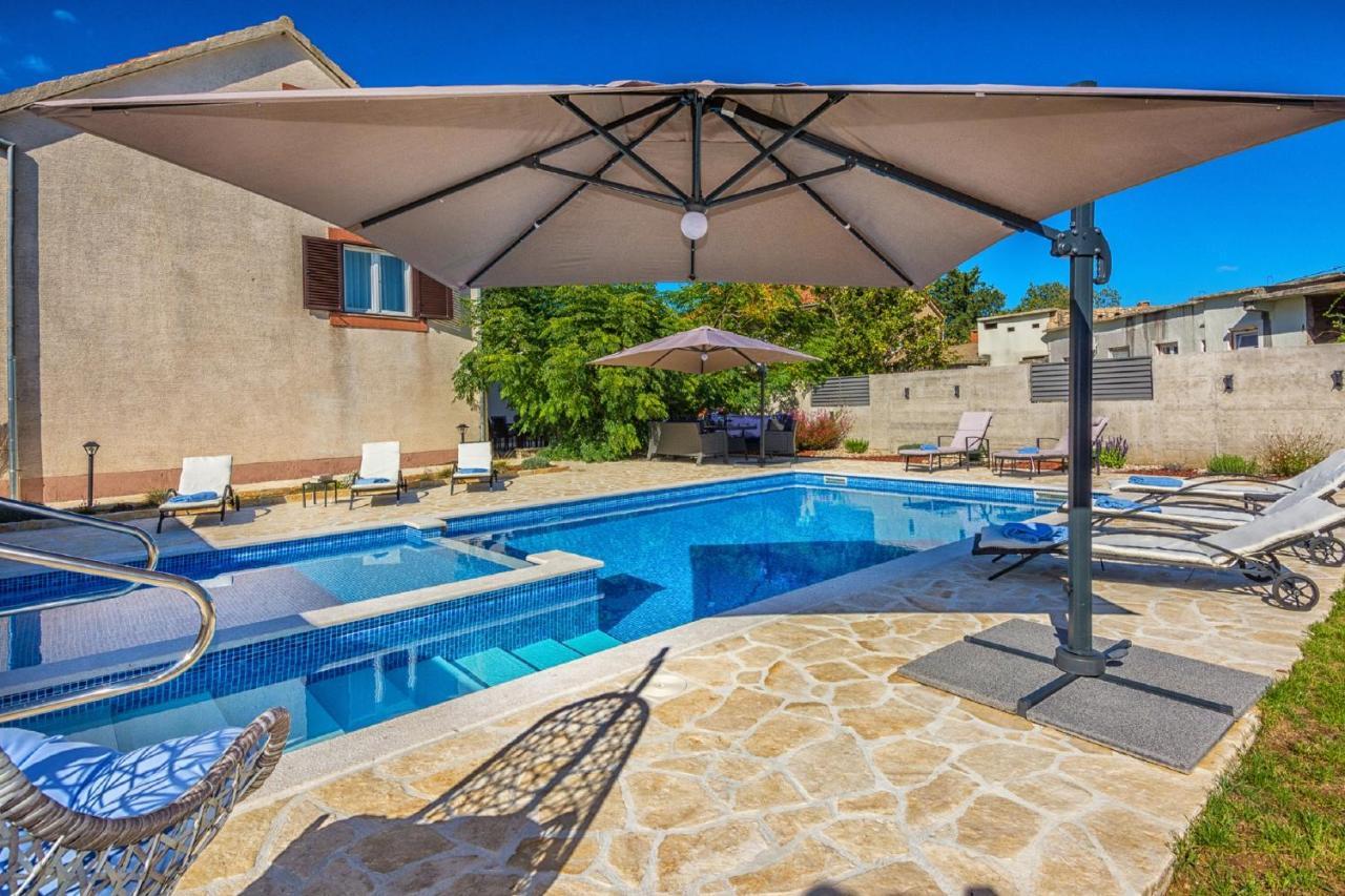Holiday Home Tower With Private Pool, Sauna And Quads Smilcic Ngoại thất bức ảnh
