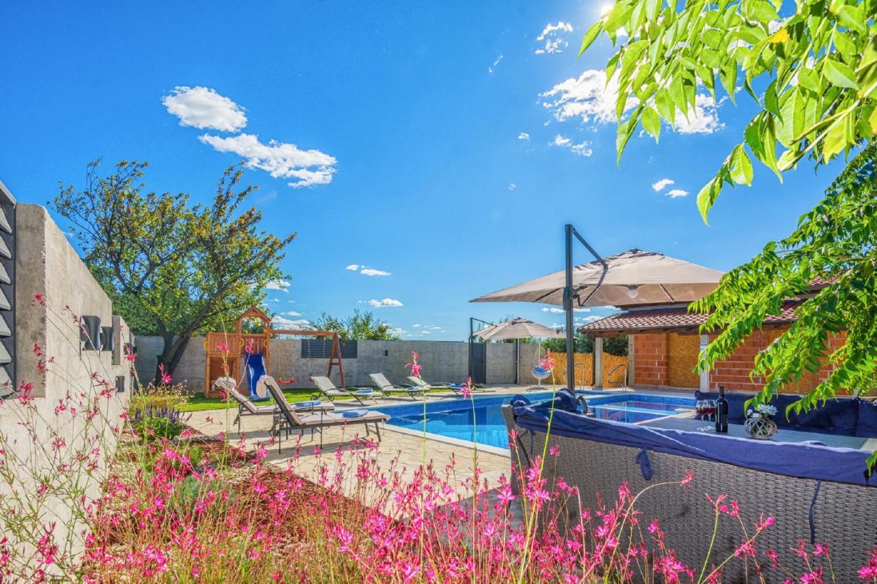 Holiday Home Tower With Private Pool, Sauna And Quads Smilcic Ngoại thất bức ảnh